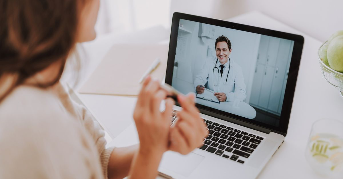 Pacientja duke pasur konsultë virtuale me një mjek përmes laptopit