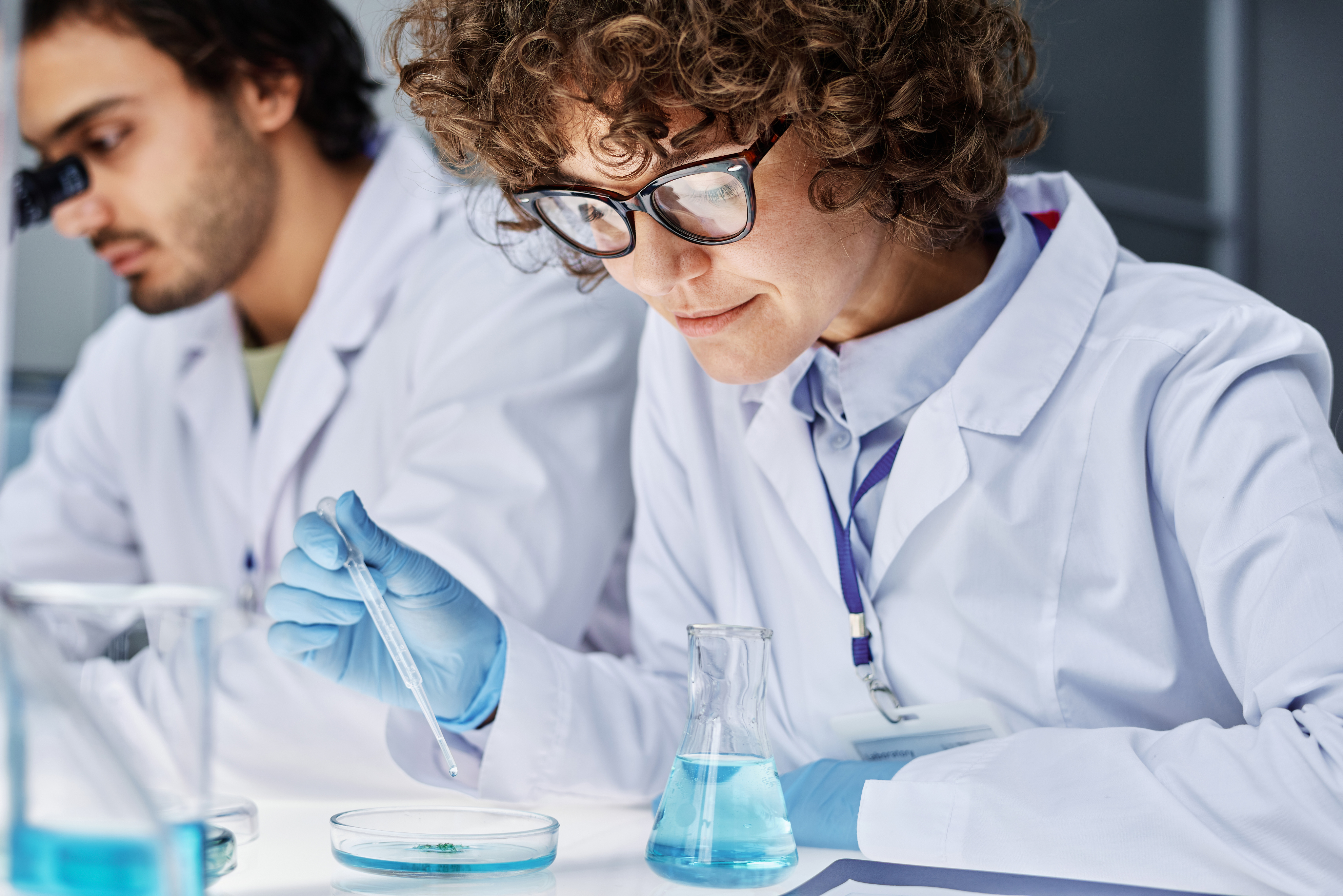 Shkencëtare duke kryer analizë laboratorike